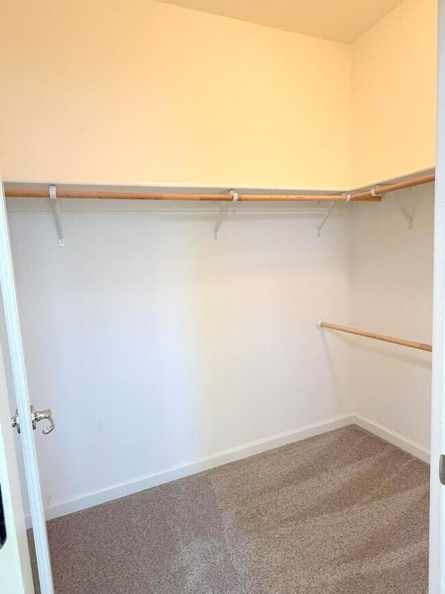 Building Photo - Modern End Unit Townhouse In Great Dublin ...