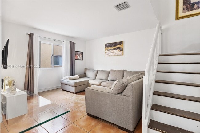 Building Photo - 6205 SW Kendale Lakes Cir