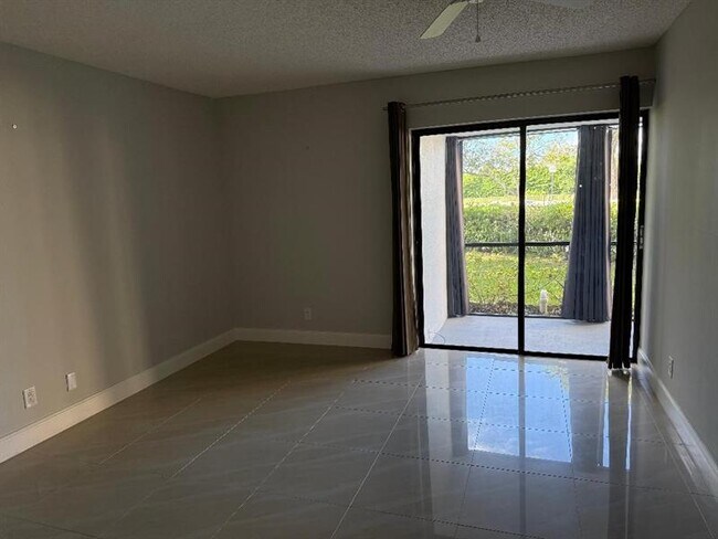 Building Photo - 2320 S Cypress Bend Dr