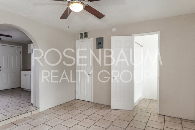 Building Photo - 302 W Flores St