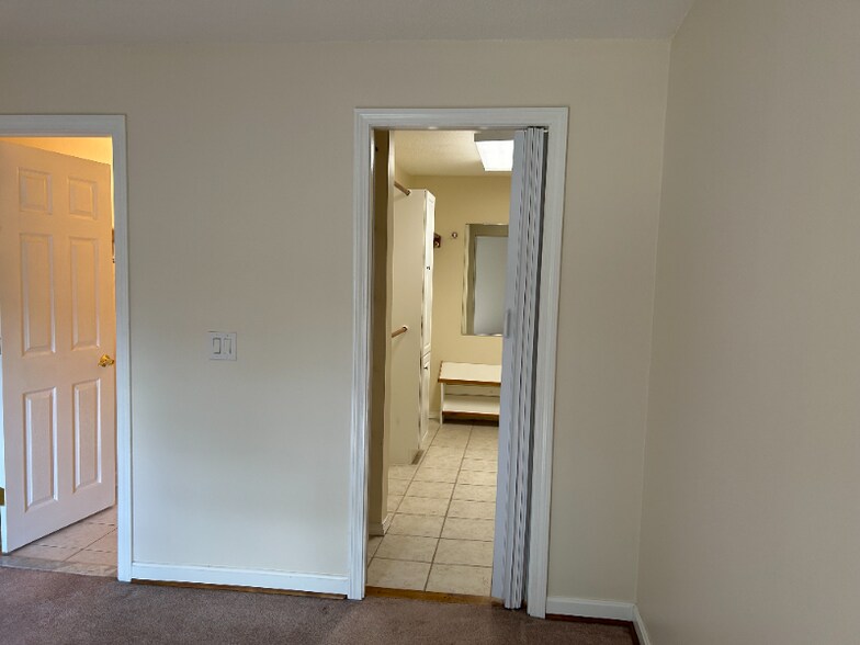 Building Photo - 15 Shadowbrook Ln