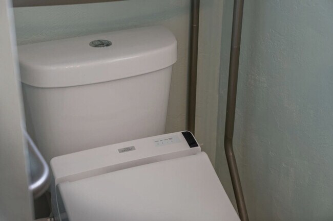 Building Photo - 428 Edwards Ave