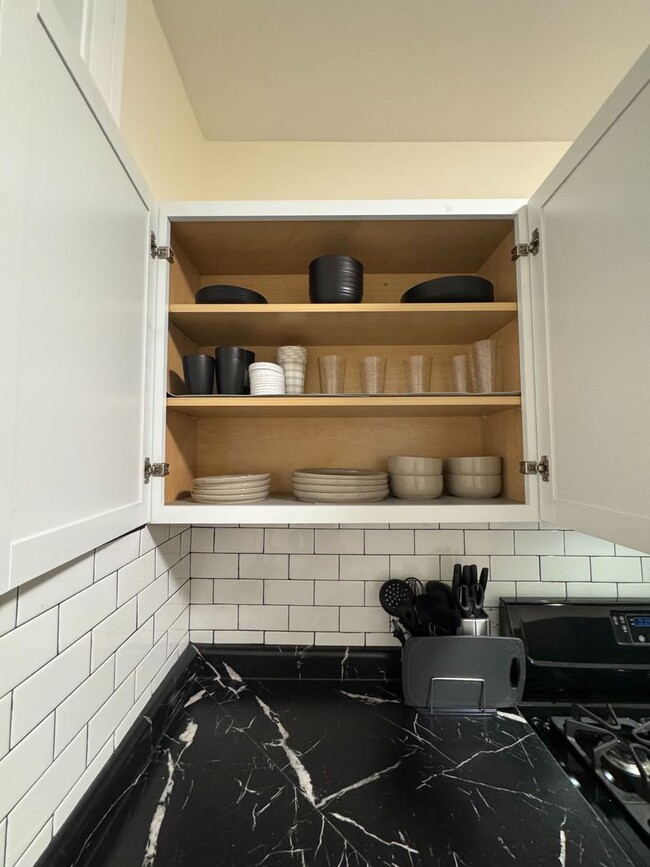 Building Photo - 610 E 74th St