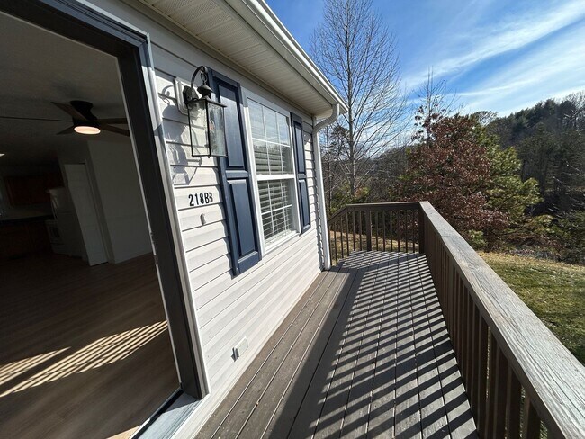 Building Photo - Candler - Recently Renovated Apt Ready for Occupancy!