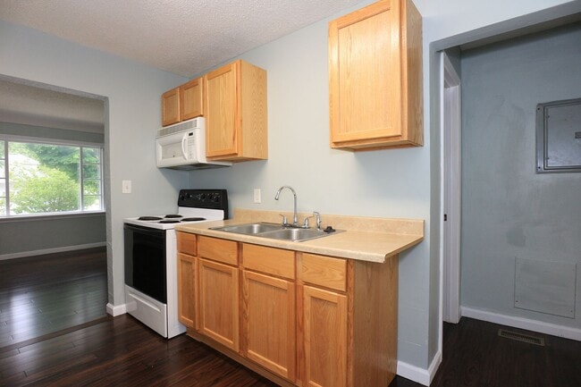 Building Photo - 2 Bedroom Home By Highland Park!