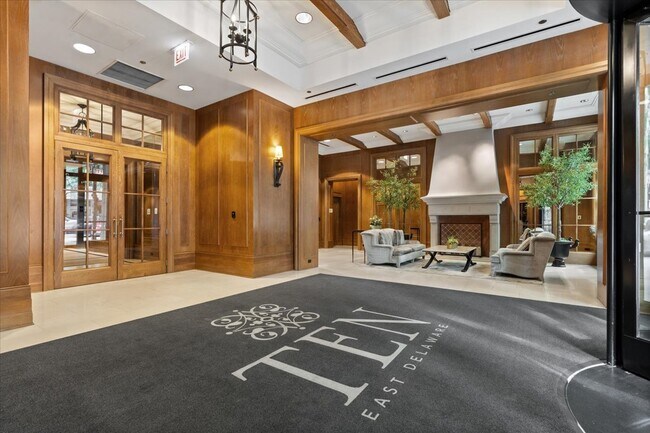 Building Photo - 10 E Delaware Pl