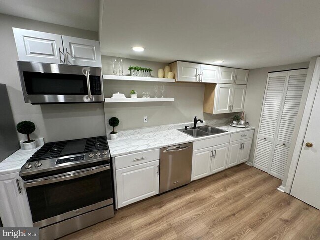 Building Photo - 6521 Gildar St