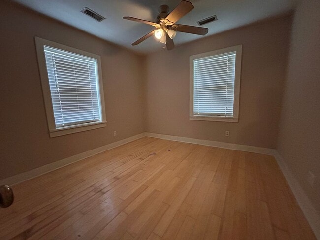 Building Photo - Adorable 3 Bedroom 1 Bathroom