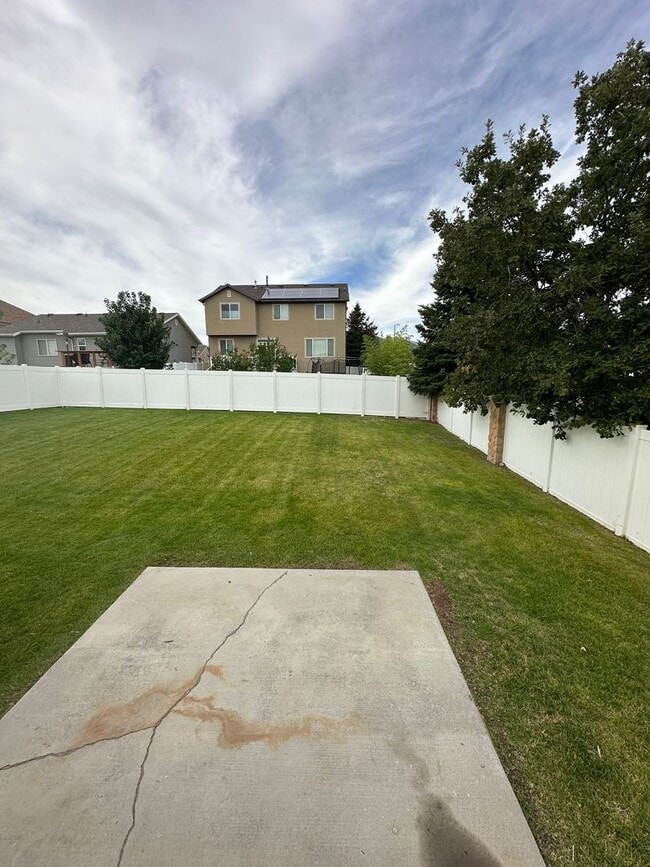 Building Photo - Great Family Home in Excellent West Jordan...