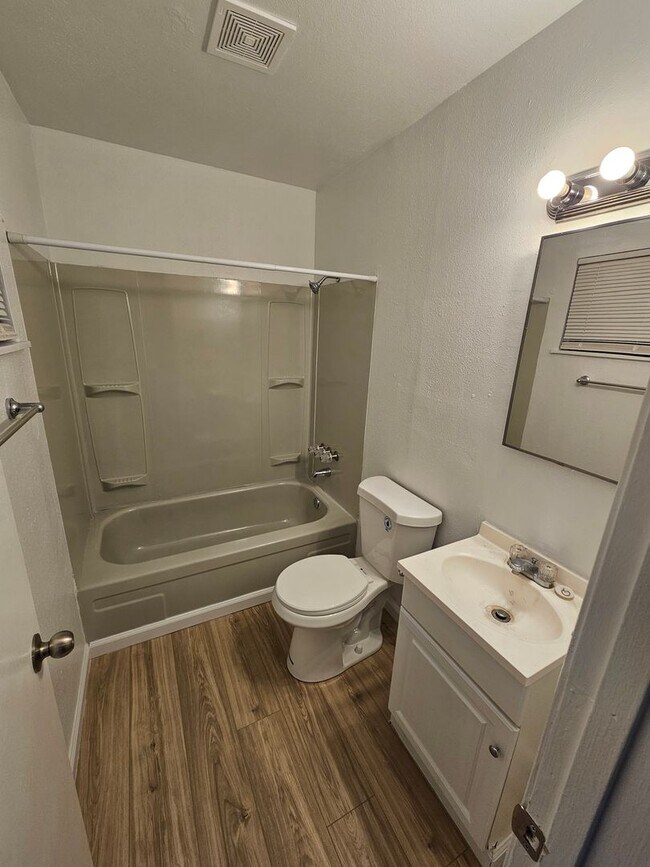 Building Photo - 1 Bedroom 1 Bath Triplex Unit in Los Molinos!