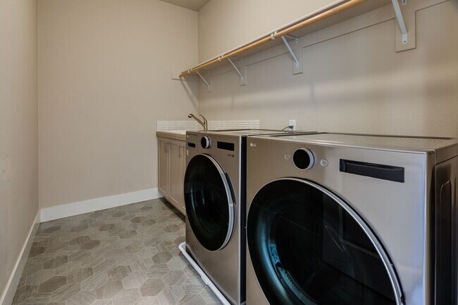 Building Photo - 11741 SW Barcelona St