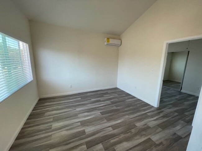 Building Photo - Newer Carriage Unit