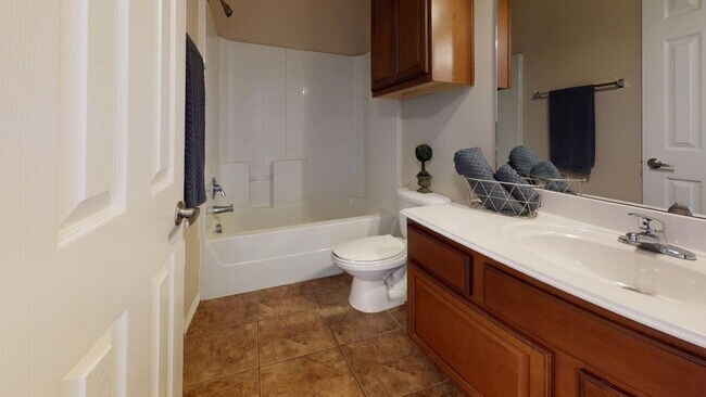 Building Photo - Lakeridge Townhomes #704