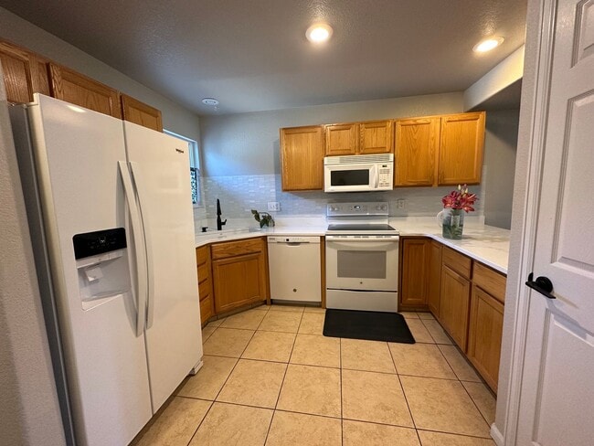 Building Photo - Beautiful 3 Bed 2.5 Bath Townhouse in NW F...