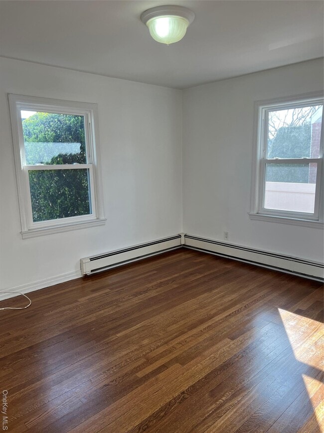 Building Photo - 1016 Oaks Dr