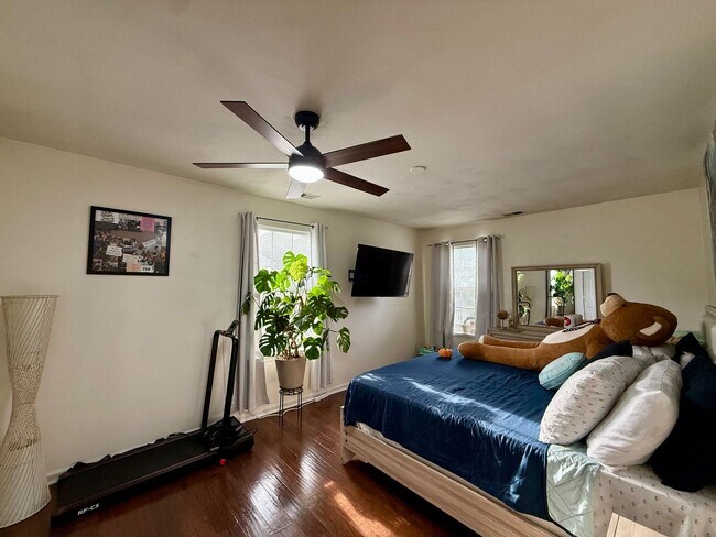 Building Photo - Beutifully updated 4 bed 2.5 bath home with large yard!