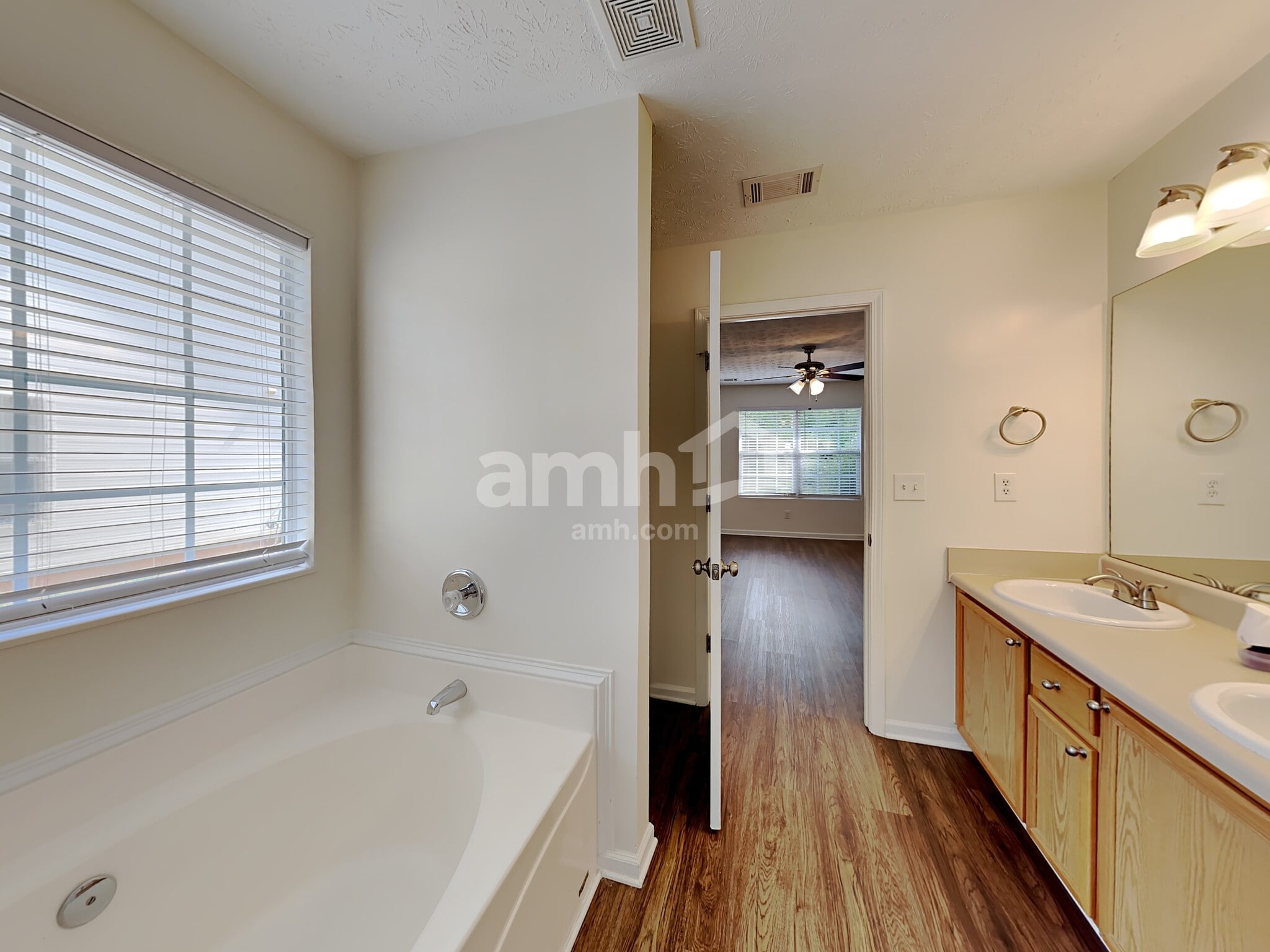 Building Photo - 910 Harbins View Dr