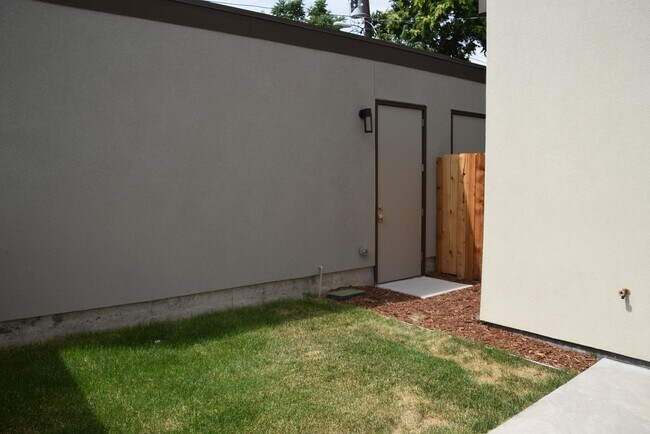 Building Photo - 3 bedroom / 3.5 bath Townhome + 2 Large Flex Spaces & Spacious Roof Top Deck!
