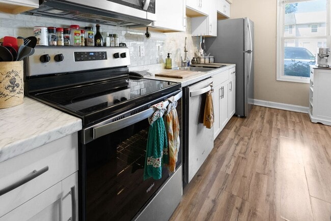 Building Photo - 3 Bed 1.5 Bath Townhouse for Rent in Chesapeake!