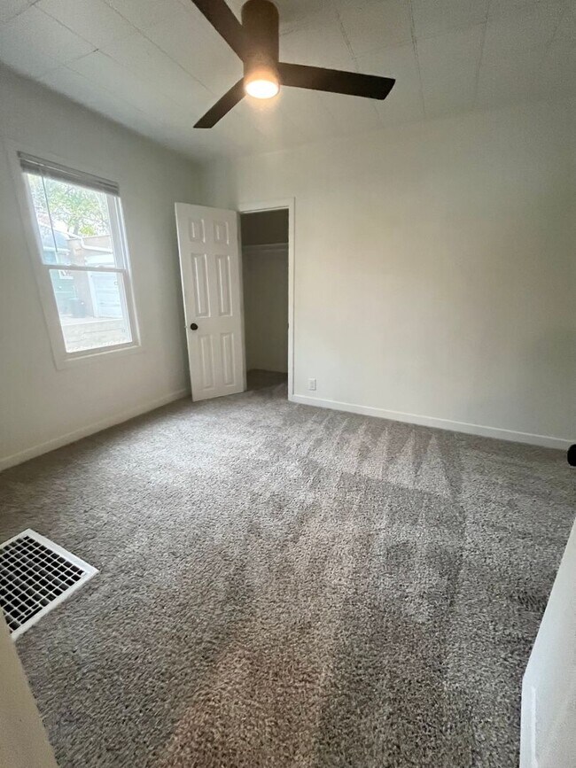 Building Photo - 4 Bed/1.5 Bath Rental Home in Central Sioux Falls!