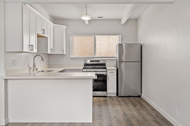 Building Photo - Quiet Comfortable Upstairs 2 Bedroom 1 Bat...