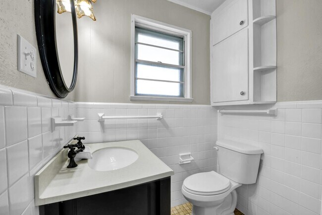 Building Photo - 200 SW 6th Ave