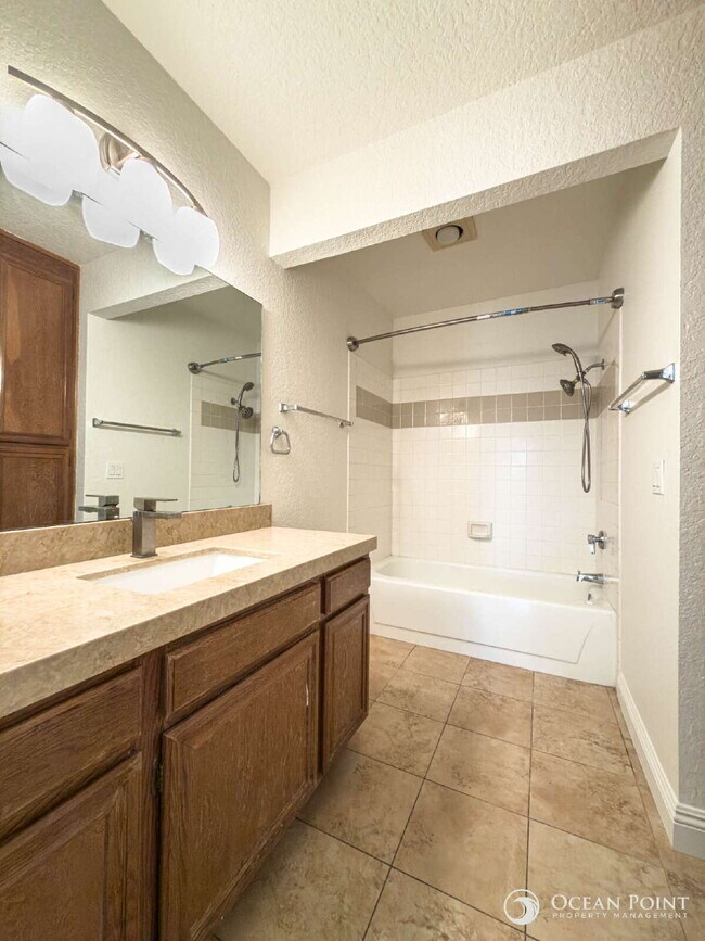 Building Photo - Spacious 2BD/2BA Condo in Camarillo!