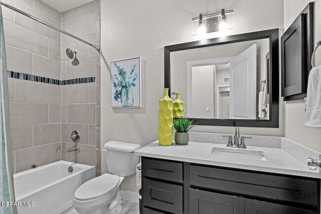 Building Photo - 2621 Maria Casas St