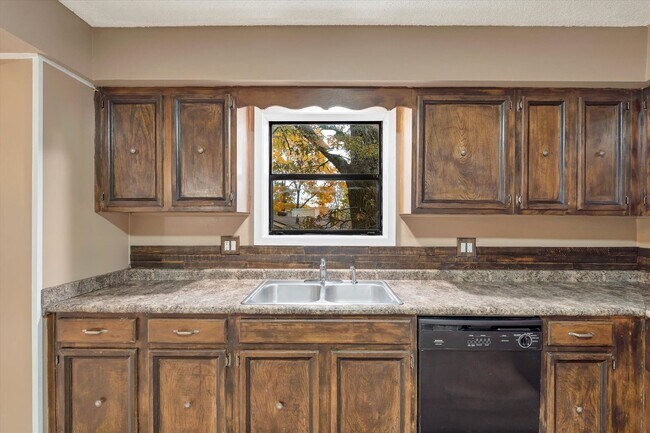 Building Photo - For Rent: Charming 3 Bed / 2 Bath Home with all the Cozy Vibes!