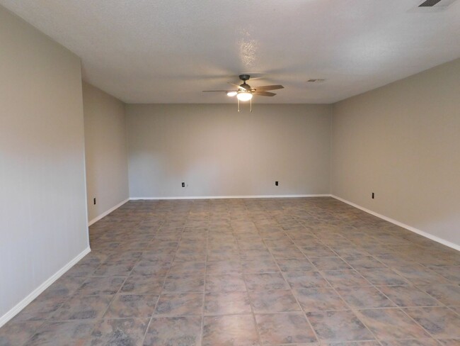 Building Photo - Newly Remodled 3 Bed 2 Bath Home Move In S...