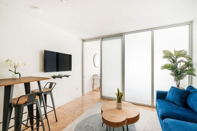 Building Photo - 244 E 75th St