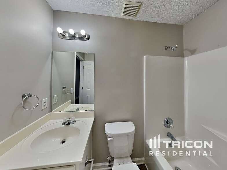 Building Photo - 2437 River Chase Dr