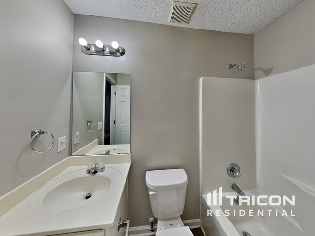 Building Photo - 2437 River Chase Dr