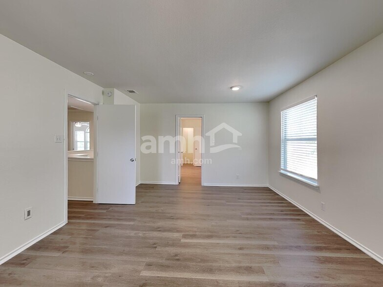 Building Photo - 2207 Southeastern Trl