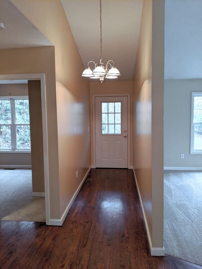 Building Photo - 2/2 Home with Office/Bath/Closet