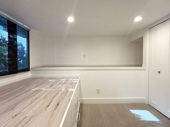 Building Photo - Stunning Remodel Near 9th & 9th!