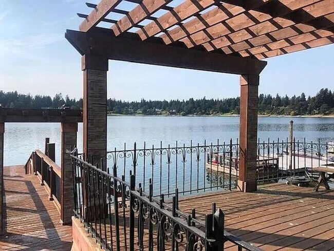 Building Photo - Gravelly Lake Waterfront 4 Bedroom Home in...