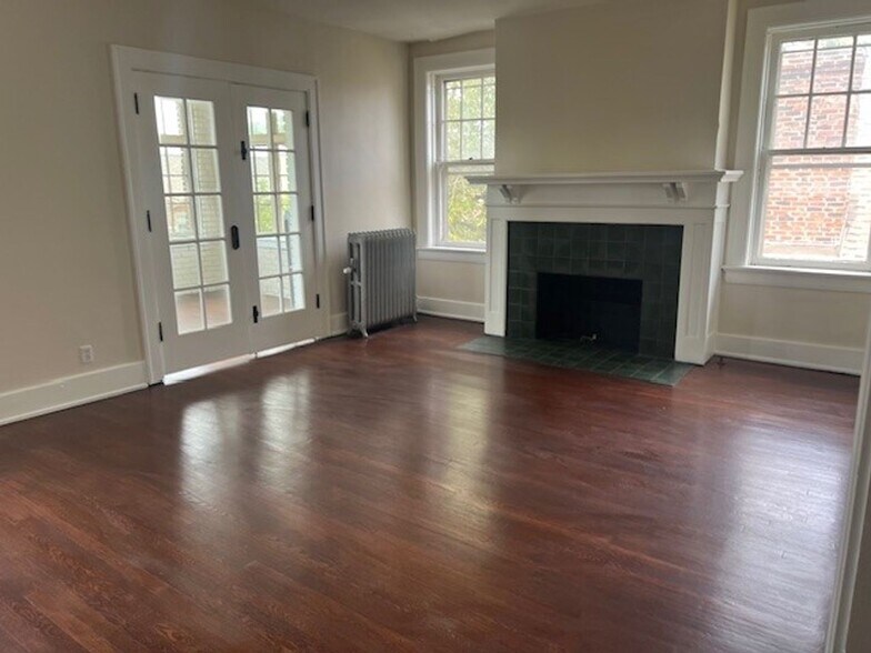 Building Photo - 2,100 Sq. Ft. 3 Bedroom Apartment in Herron-Morton