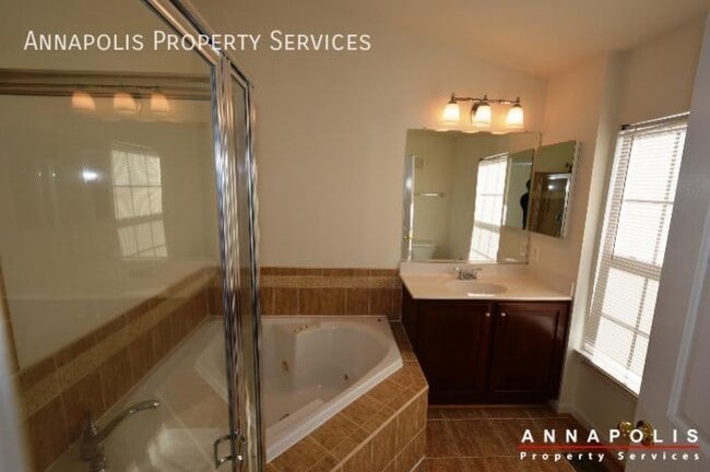 Building Photo - 2123 Hideaway Ct