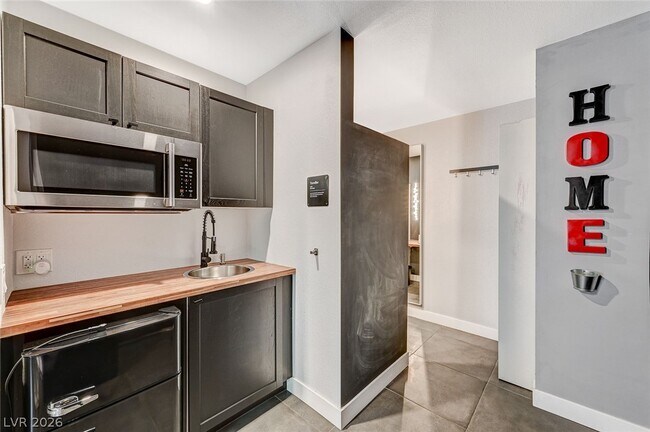 Building Photo - 4153 Woodcrest Rd