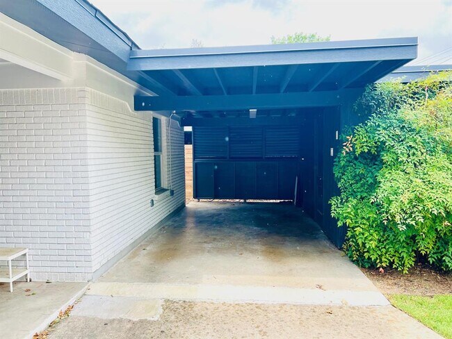 Building Photo - 6307 N Hampton Dr