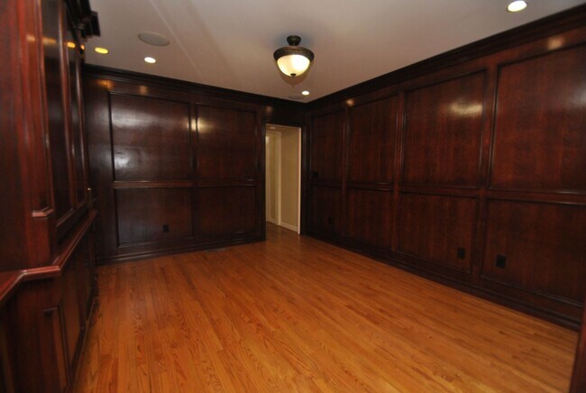 Building Photo - Stunning Colonial Revival in Bixby Knolls