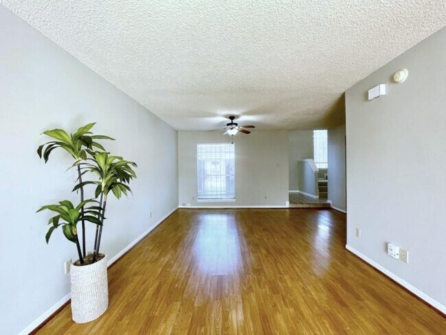 Building Photo - 9242 Westwood Village Dr