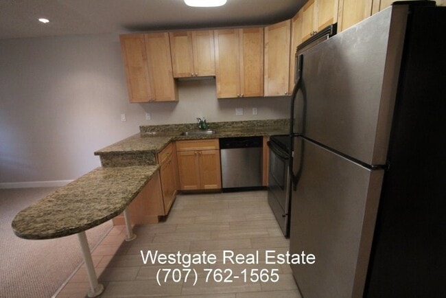 Building Photo - Lovely 1 Bedroom/1 Bathroom West Petaluma Condo Available Now