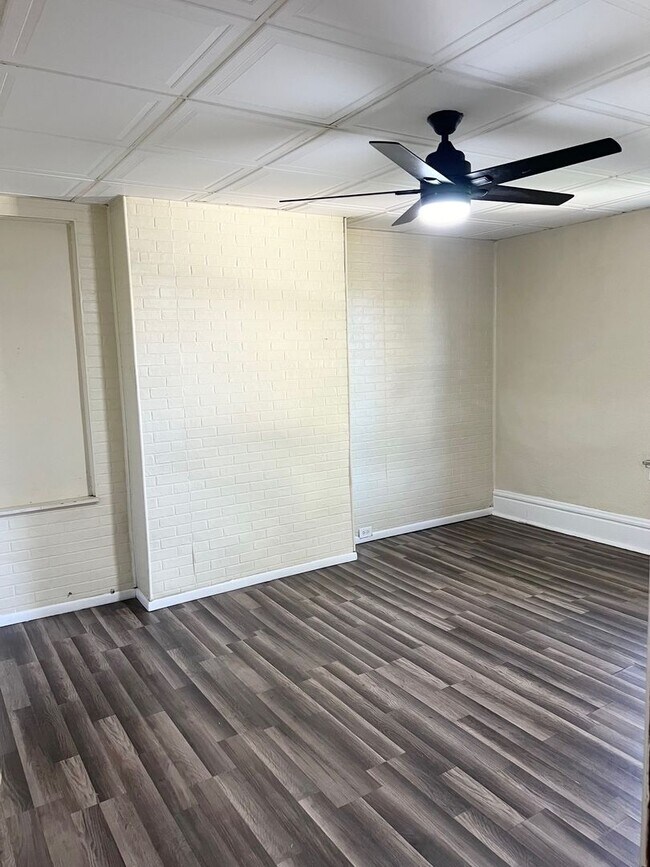 Building Photo - Newly Remodeled 3 or 4 Bedroom in Swissval...