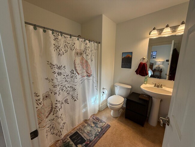 Building Photo - Beautiful 2 Bed/2.5 Bath Townhome on Bend's Westside - Shevlin Park Road