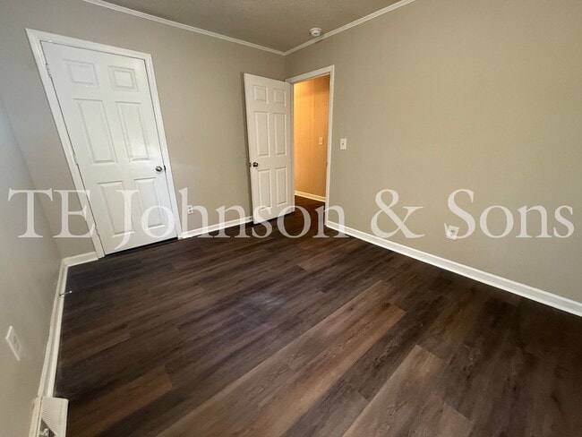 Building Photo - Cozy 3 Bedroom Home with Modern Touches in...