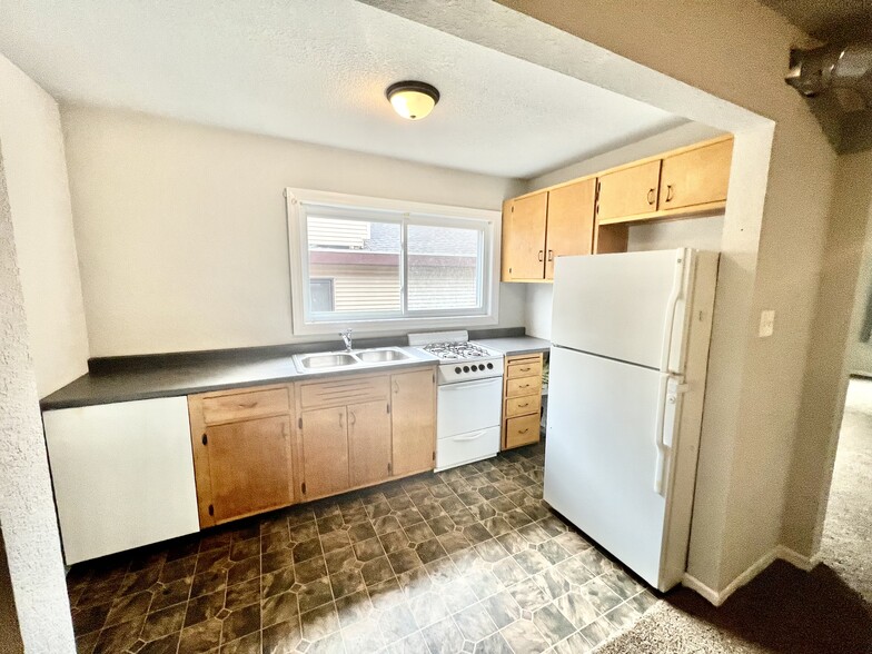 Building Photo - 706 W Prairie Ave