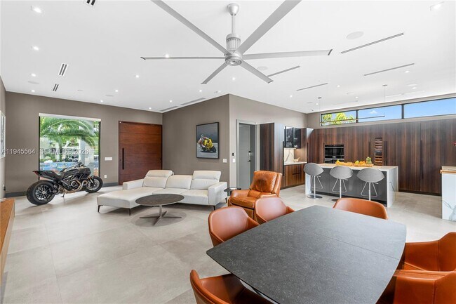 Building Photo - 12911 Oleander Rd