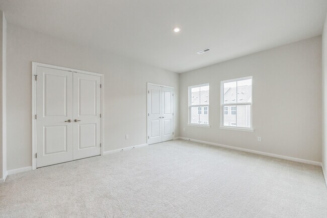 Building Photo - 28 Sidney Ln